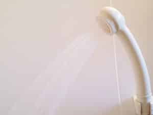 熱めのお湯もしくは冷水で洗い落としている